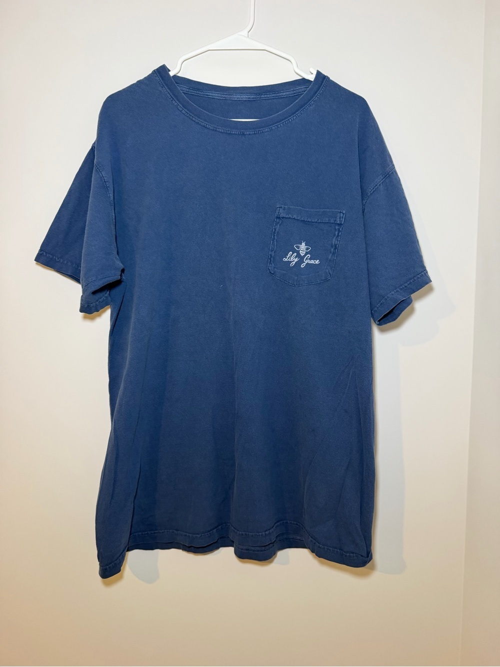 Lily Grace Blue Embroidered Bee Pocket T Shirt Women’s Large
